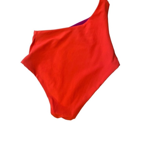 ALIX NYC
Shelborne Swimsuit
Select a Color
Color: Magenta & Red - Picture 9 of 12